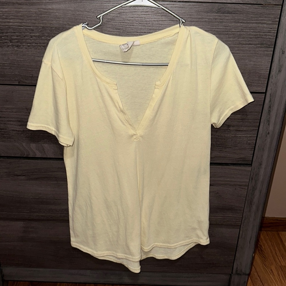 Cute Soft yellow 💛soft v-neck to shirt!